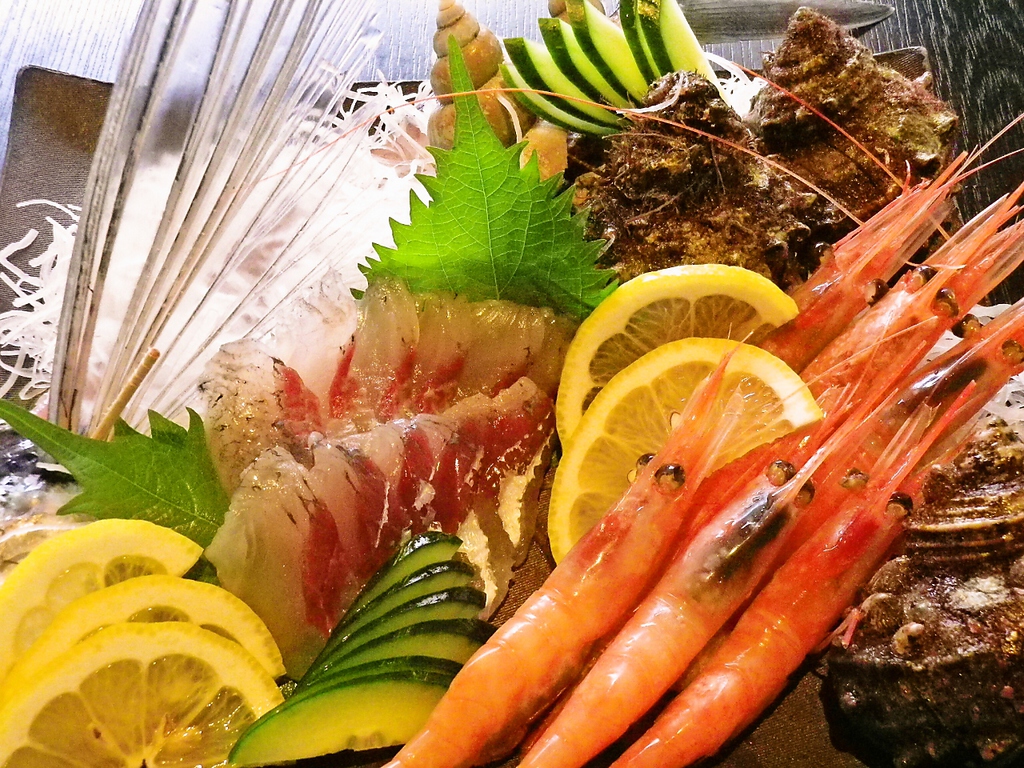 敦賀港で水揚げされた新鮮な魚介類を思う存分味わう事ができる。