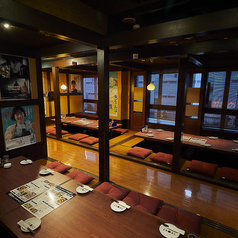 移動可能で2名様からご利用頂けます♪大人数での宴会はもちろん、2~4名の少人数利用にもフィットする多様な席タイプを完備。心地よい距離感で、お食事も会話も弾みます。