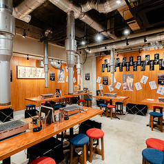 【宴会や飲み会に◎】2～20名様着席可能テーブルがございます。昭和レトロな雰囲気が漂う店内は、どこか懐かしさを感じさせる大衆感あふれる空間。赤札で貼られたメニューが壁を彩り、肩肘張らずに食事を楽しめます。