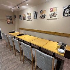 【ご宴会もできるテーブル席】店内奥にはお席を繋げてご宴会もできるテーブル席をご用意しております！10～12名様以上のご利用が可能です。貸切のご宴会のご希望は店舗までお気軽にお問い合わせください。