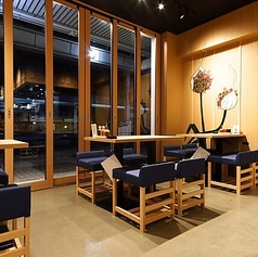 肩肘張らずに気軽にお立ち寄りいただけるテーブル席を多数ご用意しております！少人数様から団体様まで幅広くご利用いただけます！