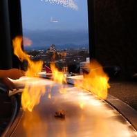 鉄板カウンターで楽しめる圧巻のライブパフォーマンス！