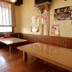 小さいお子さん連れのご家族でも安心して利用できる、ゆったりとした座敷席をご用意しています。靴を脱いでくつろげる空間は、周りを気にせず過ごせるのが魅力。お子さんがいても落ち着いて食事ができ、家族の集まりや各種宴会にも最適です。時間を忘れてくつろげる、使い勝手の良い座敷席です。