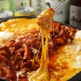 チーズタッカルビやUFOチキンは、テーブルに届いてからも温かさを保ちやすい器で提供し、とろけるチーズを最後まで絡めながら楽しめます。取り分けるたびに立ち上る湯気と香りが食欲を誘い、複数人でも出来たての食感を共有。女子会や宴会の中央に置くと、料理を囲む動きまでにぎやかになります。