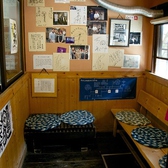 待合室には、著名人のサインも飾られている。県内外から愛され、訪れるリピーターが多い。