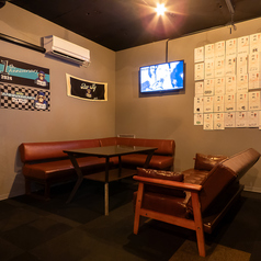 心地よいソファ席で、仲間と特別なひとときを過ごしませんか？豊富に揃ったお酒を片手に、最大10名様までのグループにぴったりな空間をご用意。リラックスできる雰囲気の中、楽しい会話が弾むこと間違いなし。友人や同僚との集まりに最適で、思い出に残る瞬間を演出します。ぜひご利用ください。