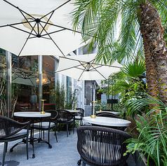 柔らかな自然光がたっぷりと差し込み、明るく開放的な雰囲気の昼のテラス席です！夜とは全く違う、爽やかな空気感の中でランチやカフェをお楽しみいただけます◎外でいただくエスニック料理は、気分も上がって相性抜群です！リゾートへ来たかのような空間で、気軽にリフレッシュしたいときに最適のお席です♪