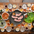 サムギョプサルは、テーブル中央の鉄板で焼き上げるため、香りや音まで席にいながら楽しめます。肉の焼き加減を見ながら食べやすい大きさに整え、野菜や薬味とすぐに合わせられるのが卓上調理の魅力。出来たてを逃さず味わえ、会話の合間にも自然と手が伸びる食事時間をつくります。