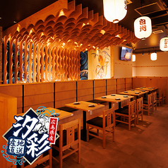 提灯がずらりと並ぶ天井と、壁一面の歴史絵巻のような絵が印象的な広々とした空間。にぎやかさの中にも落ち着きがあり、大人数での宴会やグループ利用にぴったり。日本の伝統美と活気ある雰囲気が共存する居心地の良い座席です。華やかな空間で特別な時間をお楽しみいただけます。