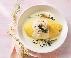 炭焼きチキンとほうれん草のクリームオムライス