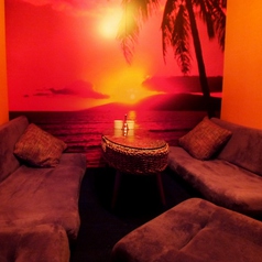 夕日が沈む「サンセットビーチ」はソファー席の座敷個室