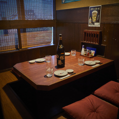 4名様まで座れる大きいテーブルタイプです♪テーブル、座敷、個室と、豊富な席タイプをご用意。女子会、合コン、仕事帰りのサク飲み、接待など、利用シーンに応じて最適なお席にご案内可能です。