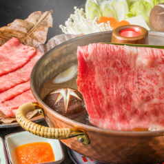 【和牛しゃぶしゃぶ】美しい霜降り和牛を、熱々の出汁にさっとくぐらせれば、とろける柔らかさと旨味の写真