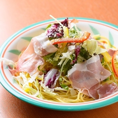 熟成生ハムと10種野菜のオーガニックパスタ