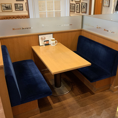 コの字の仕切りのある４名席です