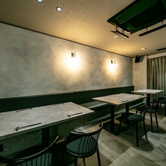 テーブル席は3名様からご利用いただけます。最大12名様までご一緒にお食事いただけます。