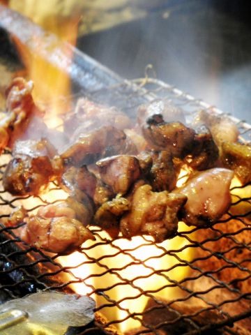 白レバーや首肉つくね、宮崎もも炭火焼きなど、旨い鶏料理を焼酎とともに愉しむお店。