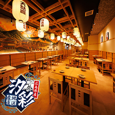 目の前に広がる大胆な波のアートが印象的なカップル席。対面でゆっくり話せる距離感が嬉しく、二人の時間を大切にしたいときにぴったり。木製のテーブルと椅子がシンプルながらも上質な空間を演出。穏やかな照明と静けさが、心を落ち着ける安らぎの時間を提供します。