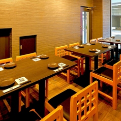 和の趣き溢れる店内は大人の為の落ち着いた雰囲気となっております。4名様でご利用可能なテーブル席は日本橋での接待や女子会、合コンなど各種宴会に最適なプライベート 半個室空間♪お得な宴会コースプランもご予算に合わせて3000円~ご用意。誕生日や記念日にお得なサプライズ特典もご用意しております。