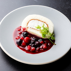 フロマージュブランロールケーキ　ベリーソースかけ