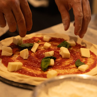 焼き立ての香り漂う、本格窯焼きピッツァ