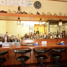 一人でゆったり過ごしたい方におすすめのカウンター席をご用意しています。落ち着いた雰囲気の中で、料理人の手仕事を眺めながら自分のペースで食事とお酒を楽しめる特等席。仕事帰りの一杯や、静かに飲みたい夜にも最適で、周りを気にせずくつろげる心地よさが魅力です。