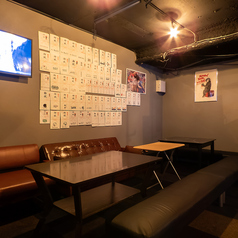 豊富なお酒を取り揃えたこのお店では、テーブル席でゆったりとした時間を過ごせます。11名から24名までのグループにも対応しており、友人や同僚との集まりに最適です。多彩なドリンクメニューを楽しみながら、会話が弾むひとときをお過ごしください。特別な日を祝うのにもぴったりな空間です。気軽にご来店ください。