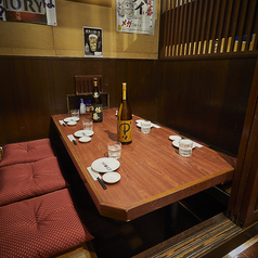 周りを気にせずご利用いただけるテーブルタイプの個室です♪ゆったりと落ち着いた雰囲気を演出。グループでのにぎやかな利用から、お一人様のしっとり晩酌まで、どんな方にも心地よくお過ごしいただけるよう配慮しています。