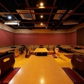 暖簾で仕切ることができるので、お席のアレンジは自由自在。大宴会もご対応します！