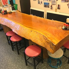 けやきでできたテーブルです。カウンターのように1名ずつでも座ることが可能です。