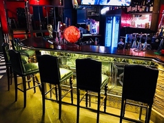 お一人様でも気軽に座れる人気のカウンター席！スポーツ観戦、飲食、スタッフとの談笑におすすめです！