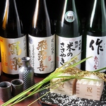 入口すぐにある日本酒セラーに並ぶ一升瓶は圧巻です。姫路の地酒はもちろん季節ものの日本酒も◎！！