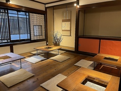 鶏鍋、鶏すき焼き等をお召し上がりいただけます。母屋2階広間。4テーブルございます。落ち着いた空間で、気の合う仲間でおくつろぎ下さい。こちらのお部屋は9名様以上で貸し切りも可能です