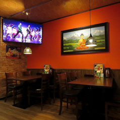 テーブル席は8名様でのご利用も可能です◎店内にはモニターが設置されておりますので、お食事しながら音楽や映像をお楽しみいただくことができます。当店自慢の料理で、会話の弾む楽しいひとときをお過ごしください♪