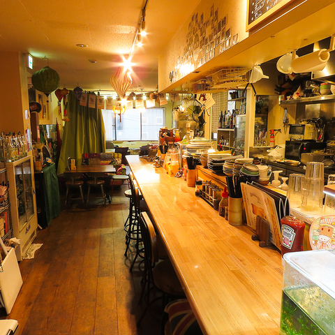 本格的なベトナムとタイ料理を堪能♪オープンキッチンの店内でみんなで楽しくお食事！