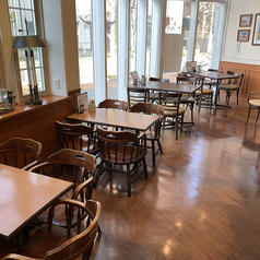 窓際のテーブル席です