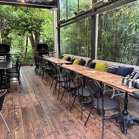 エリアによって様々な用途で楽しめる店内♪