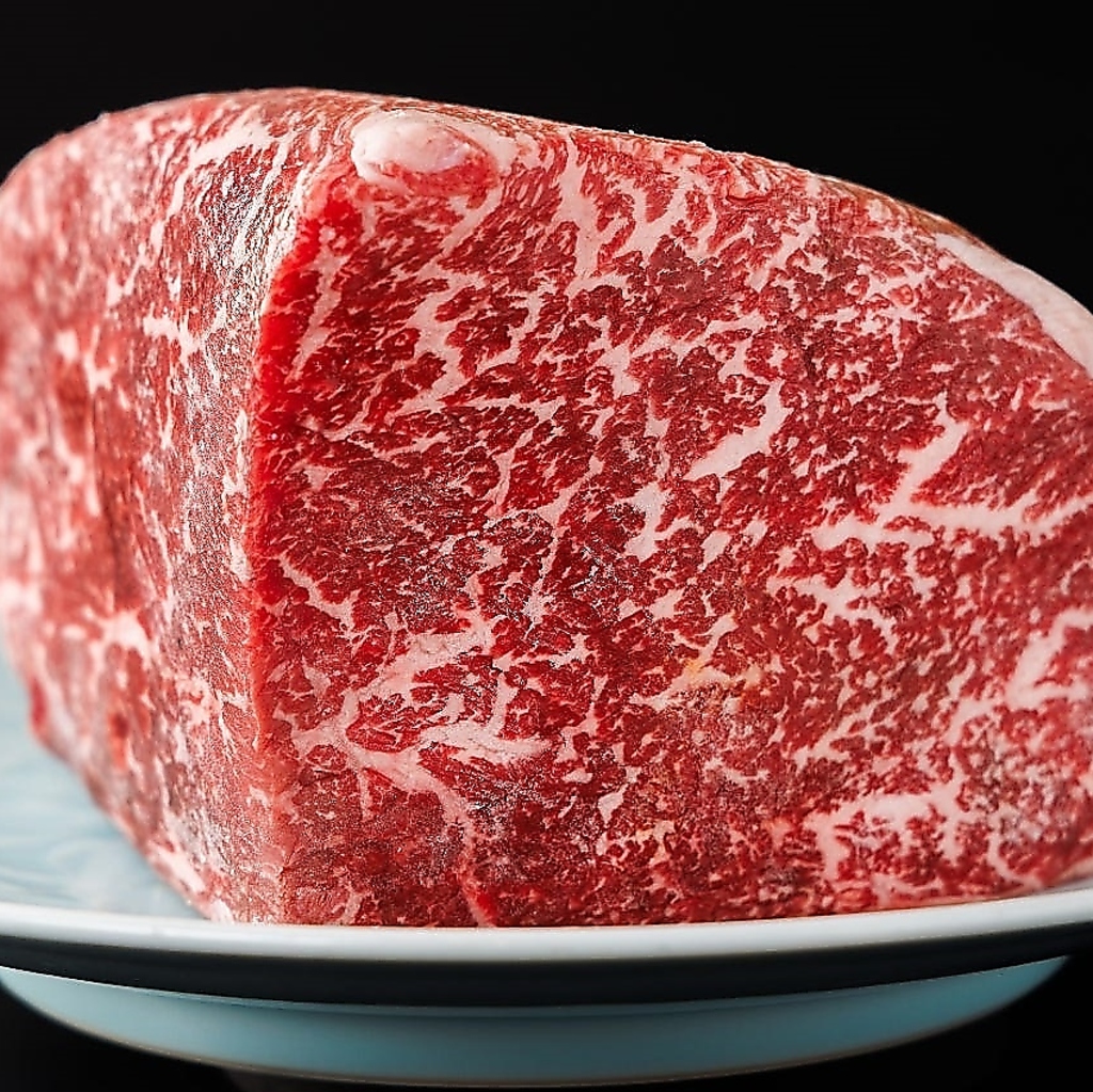 熱い網の上で「あぶり焼き」にすることで、じゅわっと溶け出す霜降りが食欲をそそります。