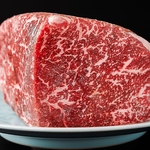 熱い網の上で「あぶり焼き」にすることで、じゅわっと溶け出す霜降りが食欲をそそります。