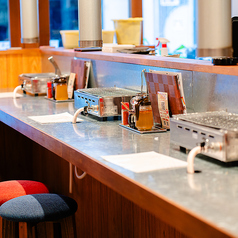 【様々なシーンで◎】お一人様でもゆったりとご利用いただけるカウンター席です。もちろん、カップル、ご友人同士でも◎