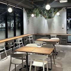 明るく入りやすい店内で、くつろぎの時間をお過ごしいただけます。ご友人とのお食事や飲み会に♪