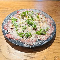 霜降り和牛の炙りカルパッチョ