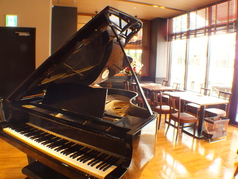 店内にはグランドピアノ。ディナータイムに演奏しております。ごゆるりとおくつろぎ頂ける演奏と一緒に、ご飲食をお愉しみ下さい。