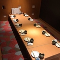 大人数でもご利用可能な、ゆったりとくつろげるお座敷掘りごたつ席です。完全個室としては8名部屋、10名部屋として使えます。ふすまを外すと最大18名様までご利用可能です。