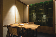 美濃焼の壁をあしらった個室は全5部屋ご用意しております。最大3部屋まで繋げることも可能で12名様までご利用いただけます。