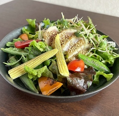 すだち鶏と炭焼き野菜のごまドレサラダ