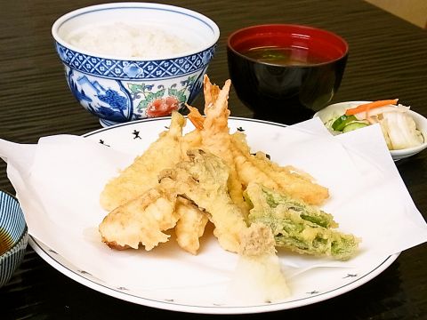 揚げたての天ぷら、県産の豚を使用したとんかつが人気。夜はお酒を片手に宴会！