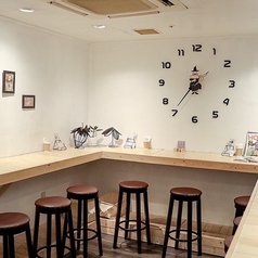 明るい店内は、沢山の可愛いインテリアが目を惹くおしゃれなデザイン♪お席はカウンター13席を完備しており、使えるシーンは自由自在です。