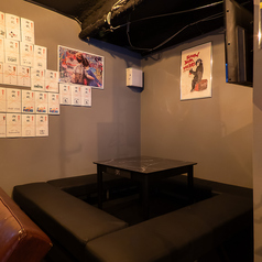 多彩なお酒を取り揃えたおしゃれなテーブル席で、特別なひとときをお楽しみください。4名から最大10名まで対応可能なので、友人や同僚との集まりにもぴったりです。豊富なドリンクメニューを片手に、楽しい会話や美味しい料理を囲みながら、心温まる時間を過ごしてみませんか。気軽に訪れて、素敵な夜を演出しましょう。