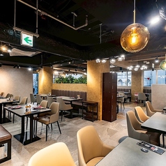 大人数でのパーティも可能な、広々としたメインフロア。 高い天井とストレートに並ぶテーブルレイアウトが、ダイナミックな印象を与えます。モダンで落ち着いたデザインは、各種宴会やパーティーにも最適。本格的なシュラスコ体験を、この広々とした空間でどうぞ。